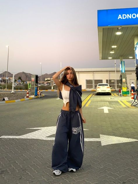 Streetwear Girl, Swaggy Outfits, Cute Everyday Outfits, Streetwear Outfits, Parking Lot, Gas Station, Casual Style Outfits, Streetwear Outfit, Teen Fashion Outfits