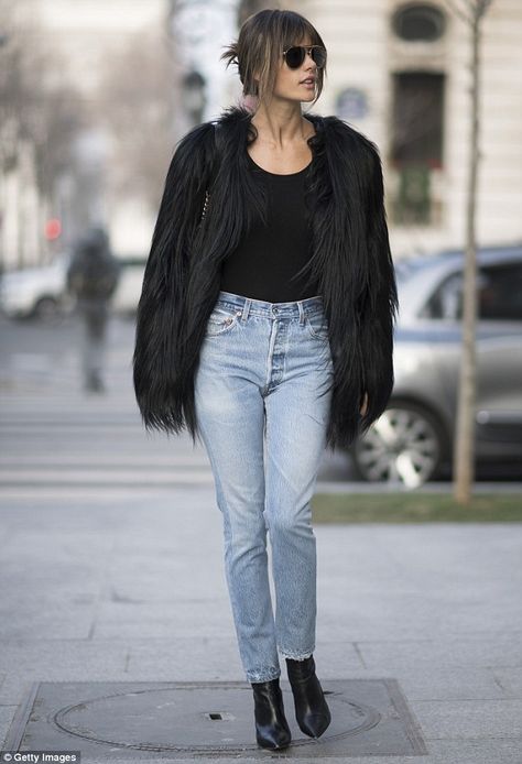 Outfit Viaje, Fur Jacket Outfit, Black Fur Jacket, Alessandra Ambrosio Style, Monday Outfit, Concert Attire, Look Jean, Black Tees, 2024 Outfits