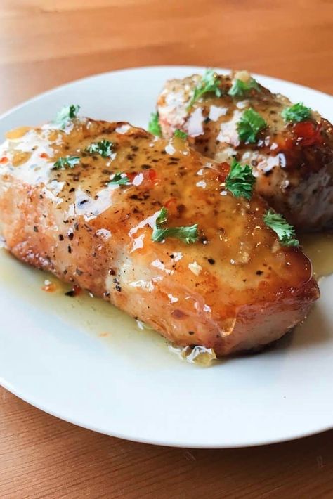 How to cook the best boneless air fryer pork chops. Easily topped with gravy and pairs perfectly with baked potatoes or mashed potatoes. This is a delicious air fried meat recipe that’s juicy and low carb. Dinner’s never been so quick! #easyairfryerrecipes #recipeseasy #porkchops #30minuterecipes Pork Chops Air Fryer, Low Carb Pork Chops, Air Fryer Recipes Pork, Ground Beef Quinoa, Black Bean Ground Beef, Chicken Breast In Air Fryer, Air Fryer Recipes For Beginners, Honey Garlic Pork Chops, Air Fryer Pork