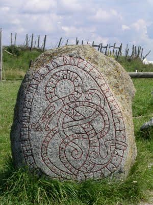 Jörmungandr rune stone Runes Stones, Midgard Serpent, Snake Tail, Symbole Viking, Slavic Mythology, Norse Myth, Rune Stones, Standing Stone, Viking History