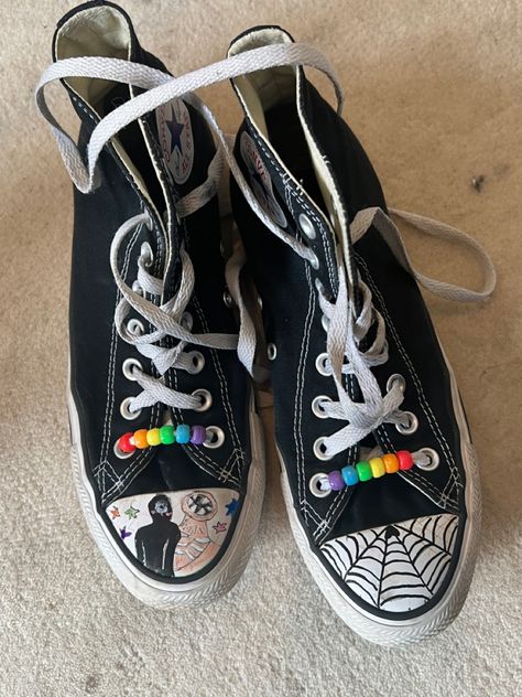 Converse Diy Ideas, Beaded Shoelaces, Converse Drawings, Converse Doodles, Alexia Core, Drawing On Converse, Old Converse, Converse Drawing, Alt Diy