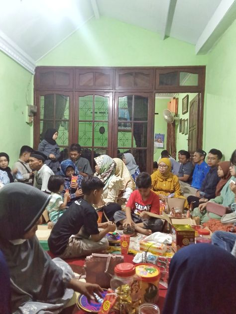 Eid Al-Fitr, Kumpulan keluarga, acara keluarga, kumpul keluarga besar, makan makan keluarga, halal bihalal, uang THR, makan malam keluarga, lebaran, perayaan lebaran, kumpul saudara, di kampung, pulang kampung, mudik Uang Thr, Halal Bihalal, Hospital Admit, Hari Raya Idul Fitri, Hospital Admit Hand Pics, Nabi Muhammad, Hari Raya, Idul Fitri, Eid Al Fitr