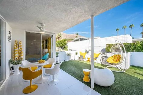 Palm Springs Patio, Palm Springs Outdoor, Palm Springs Interior, Palm Springs Homes, California Apartment, Palm Springs Decor, Pink Front Door, Palm Springs House, Palm Springs Home