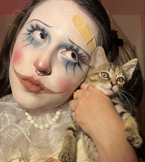 Face Paint Ideas Clown, Porcelain Clown Makeup, Retro Clown Makeup, Pierott Clown Makeup, Creative Clown Makeup, Minimal Clown Makeup, Messy Clown Makeup, Clown Makeup Inspiration, Soft Clown Makeup