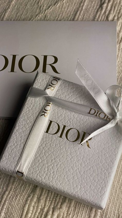 bobrownn on Instagram: ✨ DIOR UNBOXING ✨ @dior #fashionblogger #ootd #wiwt #fashionista #instastyleblogger #minimalfashion #fbloggersuk #outfitpost… Dior Unboxing, Post Instagram, Outfit Posts, Minimal Fashion, Insta Fashion, Vision Board, Fashion Blogger, Dior, Blogger