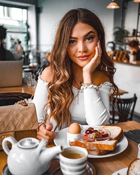 breakfast / brunch / blogger pose Brunch Photoshoot, Cafe Pose, Morning Photoshoot, Travel Poses, Blogger Poses, Coffee Shop Photography, Breakfast Photo, Insta Poses, Restaurant Photography