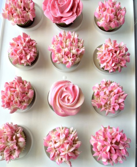 Quick buttercream rose swirl piping tutorial Flower Frosting, Eggless Vanilla Cupcakes, Cop Cake, Piping Ideas, Buttercream Rose Cake, Buttercream Flowers Tutorial, Rose Cake Pops, Piping Tutorial, Easy Buttercream Frosting