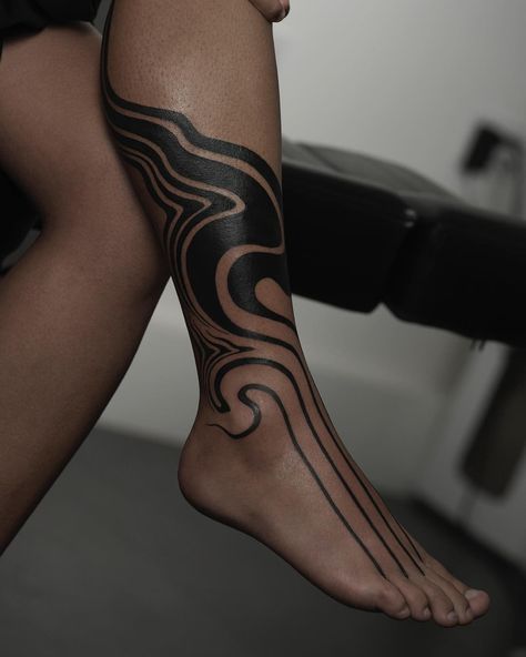 R O X X (@roxx_____) • Instagram photos and videos Cybersigil Tattoo Men, Traditional Body Tattoo, Cool Sleeve Tattoos, Borneo Tattoo, Marquesan Tattoos, Tattoo Bracelet, Dope Tattoos, Line Tattoos, Blackwork Tattoo