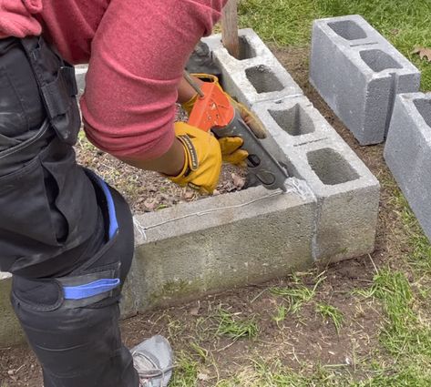 How to Build a Cheap Cinder Block Raised Garden Without Cement Tutorial Cement Flower Bed Border, Cement Block Planters Diy, Cinderblock Planters Ideas, Cement Block Garden, Cinderblock Planter, Raised Garden Beds Cinder Blocks, Cinder Block Raised Garden, Cinder Blocks Diy, Street Curb