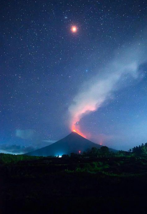 Super Blue Blood Moon perfectly aligns with the eruption of Mount Mayon Bicol Philippines Aesthetic, Mount Mayon, Albay Philippines, Mayon Volcano, Philippine Mythology, Sunset Canvas Painting, Volcano Eruption, Star Photography, Lunar Eclipse