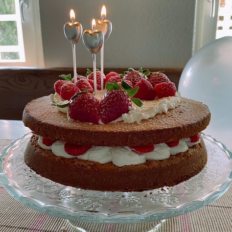 Victoria Sponge Aesthetic, Victoria Sponge Cake Aesthetic, Sponge Cake Aesthetic, Birthday Cake With Strawberries, Sponge Birthday Cake, Sponge Cake Decoration, Victoria Sandwich Cake, Aesthetic Birthday Cake, Cake With Strawberries