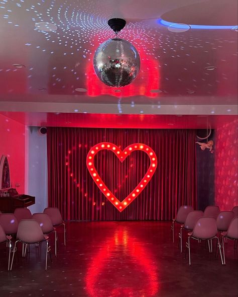 Wedding Venues Retro, Retro Valentines Day Decor, Vintage Valentine Wedding Theme, Kitch Wedding Ideas, Valentine Wedding Theme, Vegas Wedding Decorations, Kitchy Wedding Ideas, Kitsch Wedding Decor, Retro Vegas Wedding Aesthetic