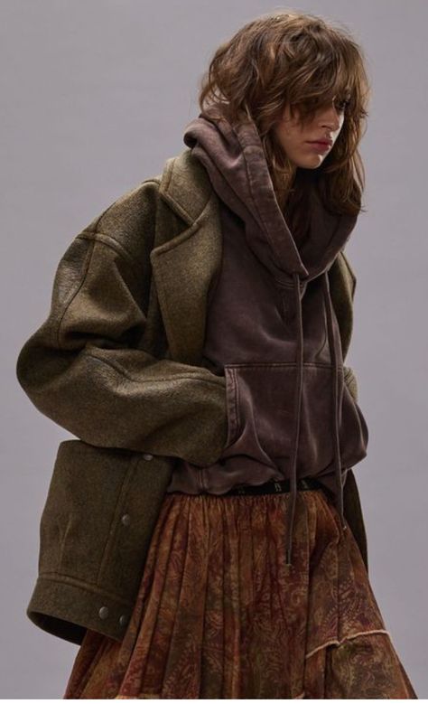 People Reference Poses, Brown Aesthetic Outfits, Big Jacket Outfits, Essential Handbags, Dear September, Oversized Hoodie Outfit, Big Hoodie, Modern Streetwear, Brown Hoodie