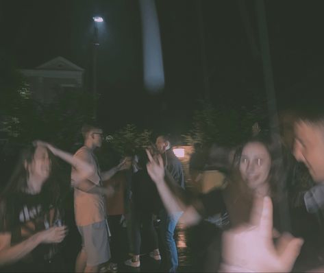 #party #night #summernights #summer #crowd #vibes #vibesinsummer #aesthetic House Party Aesthetic, Teenage Parties, College Parties, Teen Party, Best Friend Photos, Night Vibes, Teen Life, Aesthetic Summer, Teenage Dream