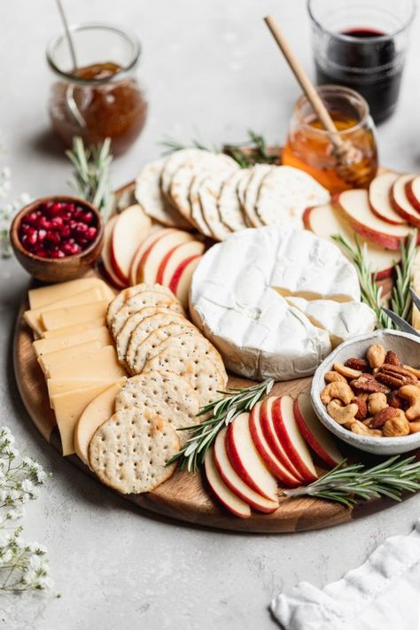 Holiday Cheese & Fruit Board - Danilicious Cheese Fruit Board, Cheese Platter Presentation, Christmas Cheese Boards, Small Cheese Boards, Holiday Cheese Boards, Fruit Board, Perfect Cheese Board, Holiday Cheese, Christmas Cheese