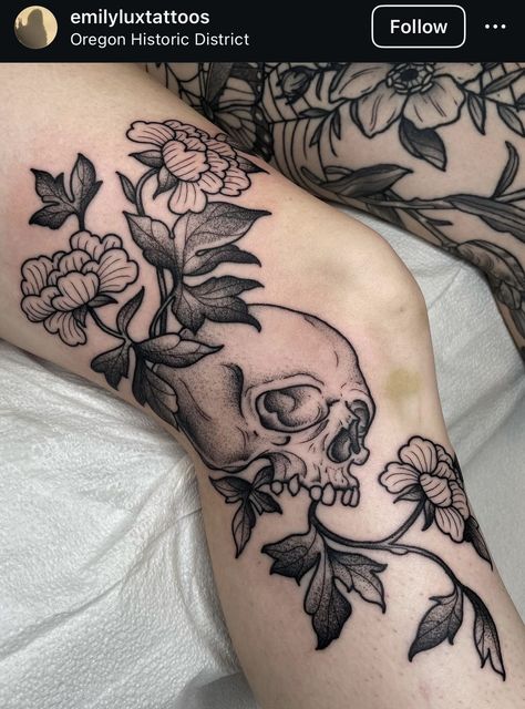 Knee Tattoos, Pieces Tattoo, Spooky Tattoos, Leg Tattoos Women, Gothic Tattoo, Stomach Tattoos, Flowers Tattoo, Tattoo Style Drawings, Thigh Tattoos Women