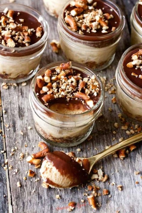 Peanut Butter Cheesecake Jars - Free Style in KItchen Sousvide Recipe, Sous Vide Cheesecake, Sous Vide Dessert, Pretzels And Chocolate, Peanut Butter Pretzels, Butter Pretzels, Cheesecake In A Jar, Pretzel Crust, Sous Vide Recipes