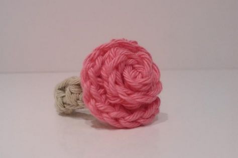 Crochet A Rose, Crochet Ring Patterns, Rose Flower Ring, Crochet Puff Flower, Crochet Jewlery, Crochet Hack, Crochet Rings, Crochet Jewelry Patterns, Easy Crochet Projects