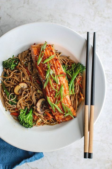 Miso Glazed Salmon With Sesame Soba Noodles Salmon Noodles, Soba Noodles Recipe, Miso Glazed Salmon, Miso Salmon, Miso Glaze, Glazed Salmon, Soba Noodles, Japanese Dishes, Super Healthy