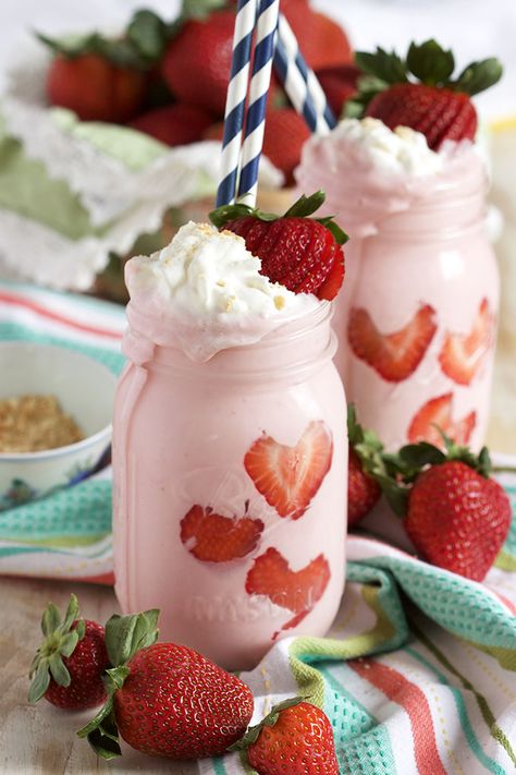 Ready in minutes and tastes just like dessert, this Strawberry Cheesecake Smoothie is the best healthy treat! Quick and easy to make, kids love it. Strawberry Cheesecake Smoothie, Heathy Smoothies, Healthy Summer Snacks, Cheesecake Smoothie, Smoothie Recipes Strawberry, Low Fat Yogurt, Summer Snacks, Strawberry Smoothie, Julia Child