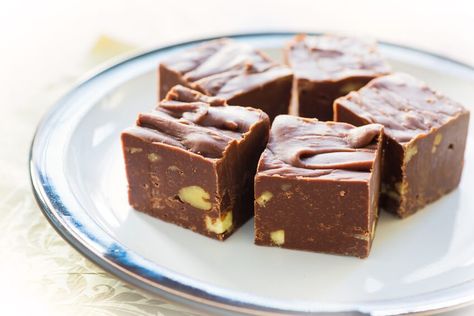 How To Make Velveeta Fudge at Home Chocolate Jello Recipes, Recipes With Chocolate Pudding, Jello Fudge, Pudding Fudge, Jello Pudding Recipes, Easy Fudge Recipe, Easy Fudge, Chocolate Pudding Recipes, Fudge Recipes Chocolate