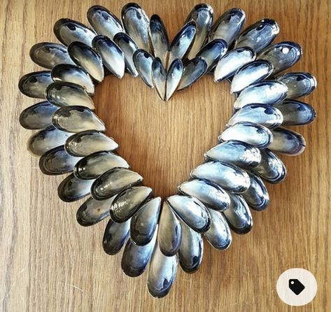 Mussel Shell Crafts, Diy Oyster Shell, Seashell Art Diy, Beach Themed Crafts, Art Coquillage, Oyster Shell Crafts, Seashell Projects, Seashell Wall Art, Nautical Crafts