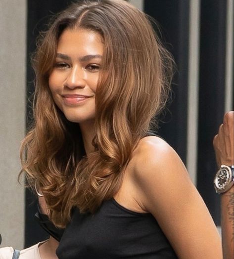 Brown Hair On Brown Skin, Brown Skin Blonde Hair, Zendaya Hair, Rambut Brunette, Golden Brown Hair, Honey Brown Hair, Brown Curly Hair, Brown Hair Inspo, Hair Color Caramel