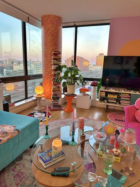 Color Pop Living Room, Cute Cottage Interior, Pop Living Room, Beautiful Houses Inside, Maximalist Apartment, Quirky Apartment, Apartment Therapy Inspired Decor, Pretty Apartments, 80s Interior