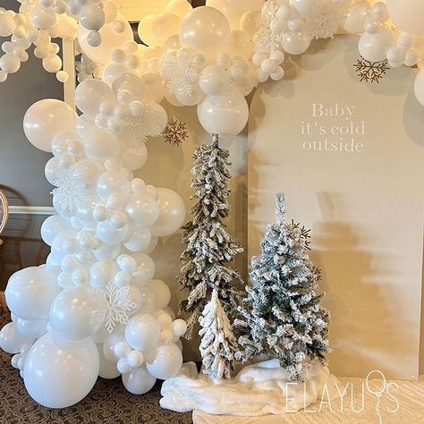 Baby It’s Cold Outside Baby Shower Theme Decorations, Winterwonder Land Baby Shower Theme Girl, Christmas Baby Reveal Ideas, Winter Baby Shower Balloon Arch, Winter Baby Shower Table Decor, Baby It's Cold Outside Gender Reveal, Snow Baby Shower Ideas, Baby Shower Arch Ideas, Baby It’s Cold Outside Baby Shower Theme Girl Decor