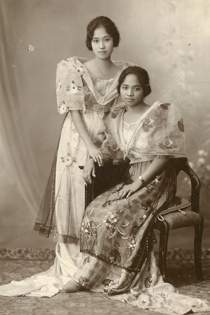 This always reminds me of Inay dress she had in her baol.   Women of the Philippines during the Japanese occupation. 1943 Japanese Occupation, Idda Van Munster, Filipino Clothing, Philippines Fashion, Filipino Fashion, Philippine Women, Filipiniana Dress, Filipino Art, Philippines Culture