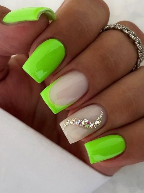 short neon lime green nails with gems Summer Beach Nail Ideas Acrylic, Green Summer Nails Acrylic, Lime Green Nail Ideas, Summer Nail Ideas Green, Summer Nails Lime Green, Nail Green Design, Summer Green Nails Designs, Lime Green Short Nails, Green Summer Nails Designs