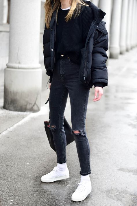 asos jeans Beautiful Dresses Elegant, Vinter Mode Outfits, North Face Puffer Jacket, Black Puffer Jacket, Jacket Outfit, Looks Street Style, Autumn Street Style, Black Puffer, Mode Inspo