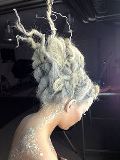 Oasis, witch hazel, white hair spray and a touch of creativity. (Ellinor Rosander blogg) Snow Queen Hair, Ice Queen Hair, Elven Hair, Modern Rococo, Witch Hair, Magic Woman, Avant Garde Hair, Queen Costume, White Witch