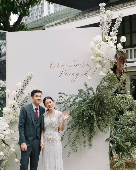 Bangkok Wedding, Photo Booth Backdrop Wedding, Booth Backdrops, Wedding Reception Backdrop, Simple Wedding Decorations, Wedding Backdrop Design, Wedding Backdrop Decorations, Wedding Decor Style, Wedding Photo Booth