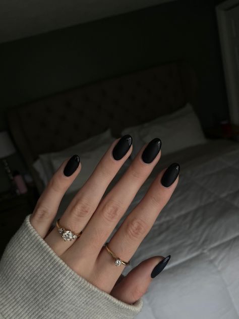 Aesthetic Black Almond Nails, Matte Black Oval Nails, Black Ring Aesthetic, Short Almond Matte Black Nails, Black Almond Nails Short, Oval Black Nails, Black Short Almond Nails, Short Black Almond Nails, Solid Black Nails