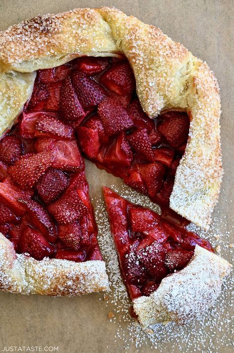 How to Make a Galette with Puff Pastry Galette With Puff Pastry, Homemade Pie Dough, Strawberry Puff Pastry, Rhubarb Galette, Strawberry Galette, Puff Pastry Recipes Dessert, Pastries Recipes Dessert, Fruit Pastries, Puff Pastry Desserts