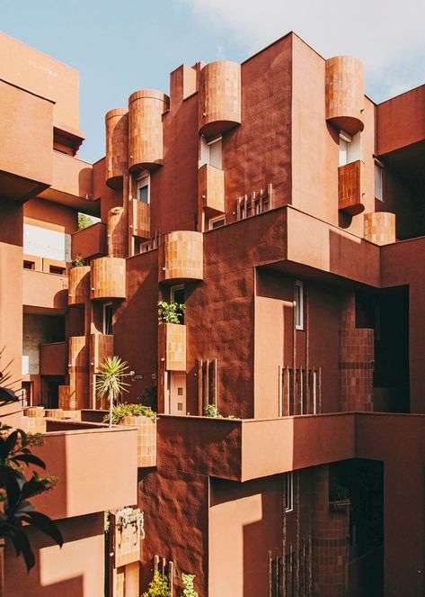 https://www.anothermag.com/design-living/gallery/10314/ricardo-bofill-visions-of-architecture/6 Ricardo Bofill, Colourful Buildings, Social Housing, Brutalist Architecture, Modern Architecture House, Classical Architecture, Red Walls, School Architecture, Architecture Fashion