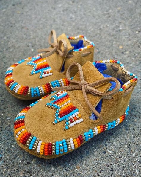 2024 Trendy Baby Moccasins: Leather Styles, Beaded Patterns, Crochet Designs Beading Patterns For Moccasins, Baby Moccasin Pattern Native Americans, Beginners Quilt Patterns, Macrame Patterns Beginner, Beaded Moccasins Pattern, Sewing Patterns Plushies, Diy Baby Moccasins, Beaded Baby Moccasins, Beading Patterns Free Tutorials