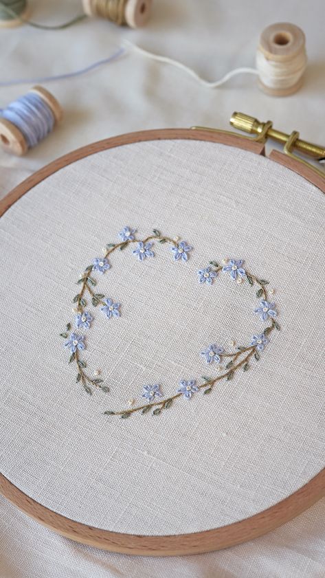 Instagram How To Sew A Ribbon, Embroidery Inspiration Aesthetic, Cute Embroidery Designs Simple, Embroidery Ideas Aesthetic, Embroidery Designs Simple, Embroidery Wreath, Floral Embroidery Designs, Embroider Ideas, Basic Hand Embroidery Stitches