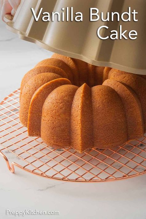 Glaze For Bundt Cake, Vanilla Bundt Cake Recipes, Bundt Cake Glaze, Vanilla Bundt Cake, Bunt Cake Recipe, Sweety Pie, Easy Vanilla Cake, Homemade Vanilla Cake, Easy Bundt Cake