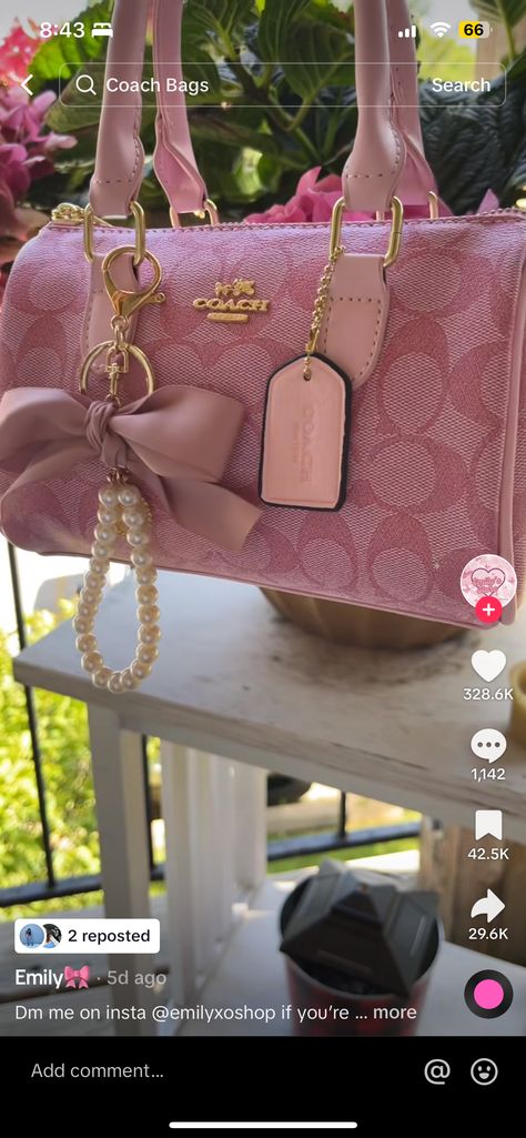 Purse Accessories Ideas, Coach Bags Aesthetic, Mochila Coach, Coach Pink Bag, Pink Coach Bag, Pink Coach Purse, Pink Coach Purses, Pink Bags, My Style Bags