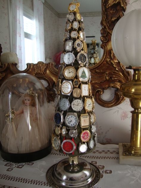 Crafts With Old Watches, Watch Art And Craft, Old Watches Crafts Ideas, Old Jewelry Crafts, Jeweled Christmas Trees, Jewelry Repurposed, Vintage Christmas Crafts, Vintage Jewelry Ideas, Vintage Jewelry Repurposed