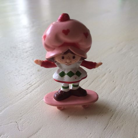 Strawberry Shortcake Skateboard Vintage Strawberry Shortcake Dolls, Short Cake, Strawberry Shortcake Doll, Vintage Strawberry Shortcake, Vintage Strawberry, Little Cottage, Clay Figures, Sweet Scents, Clay Ceramics