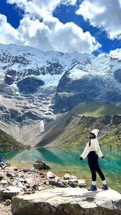 Peru Pictures Ideas, Peru Road Trip, Mountain Selfie Ideas, Machu Pichu Poses, Outfits For Peru, Machu Pichu Outfits Women, Lima Peru Outfits, Cuzco Peru Outfit, Outfits Cusco Peru