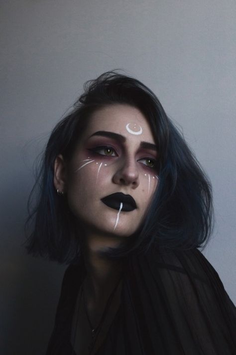 broken-melody-box: Dancing with Delilah Viking Makeup, Witchy Makeup, Maquillage Halloween Simple, Halloween Makeup Witch, Drag Make-up, Creepy Halloween Makeup, Witch Makeup, Halloween Makeup Inspiration, Fairy Makeup