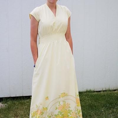 dress from sheet.  wonder if a vintage table cloth would work Upcycled Dresses, Maxi Dress Tutorials, Maxi Dress Pattern Sewing, Diy Maxi Dress, Diy Skirts, Trendy Maxi Dresses, Yellow Maxi Dress, Dress Patterns Free, Material Dress