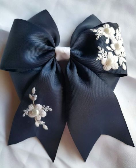 Embroidery Clips, Hair Embroidery, Scrunchie Pattern, Hair Bows Diy Ribbon, Embroidered Hair Bows, Hair Bows Diy, Diy Hair Scrunchies, Embroidery Ribbon, Diy Hair Accessories Ribbon