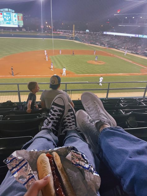 Aesthetic Baseball Game Pics, Baseball Aesthetic Pictures, Dodger Game Couple, Bp Date Baseball, Baseball Date Night, Baseball Game Insta Pics, Baseball Game Aesthetic Couple, Baseball Game Astethic, Cute Baseball Game Pictures