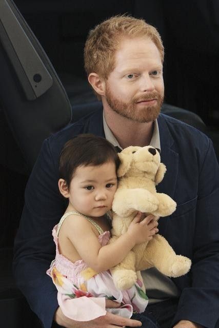 Mitchell Pritchett, Modern Family Season 1, Modern Family Lily, Modern Family Tv Show, Modern Family Cast, Modern Family Funny, Family Yard, Jesse Tyler Ferguson, The Modern Family