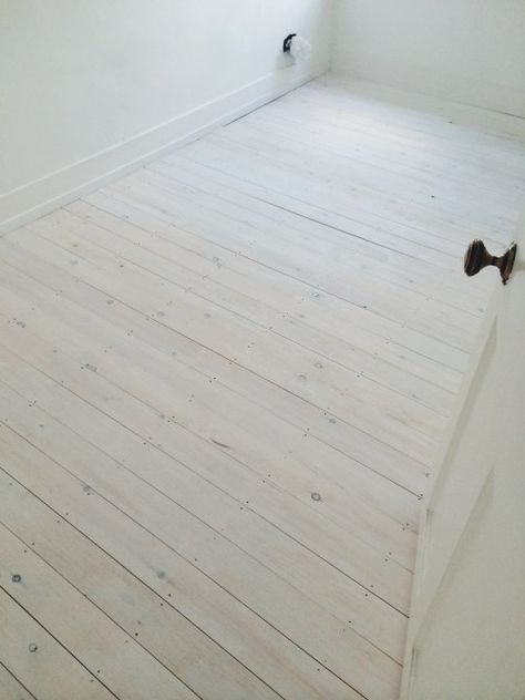 Whitewashed Floorboards, White Wash Wood Floors, White Painted Wood Floors, White Floorboards, Painted Floorboards, White Wooden Floor, White Washed Pine, White Washed Floors, Modern Grey Kitchen